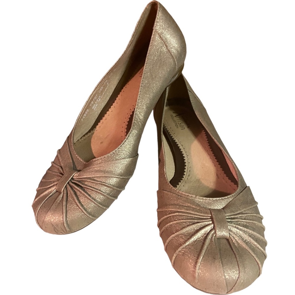 Clarks artisan Gold leather ballet comfort flats ladies 7 M pleated rounded toe